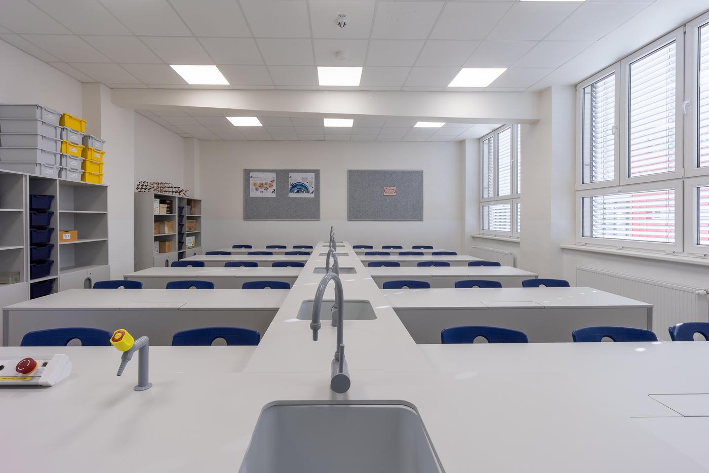 Cvičná kuchyňka s dlouhým pracovním stolem a novým vybavením