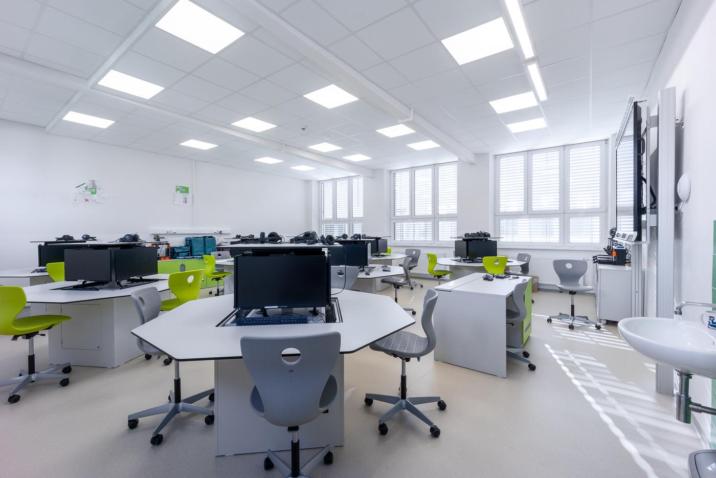 Odborná učebna přírodních věd s laboratorními stoly