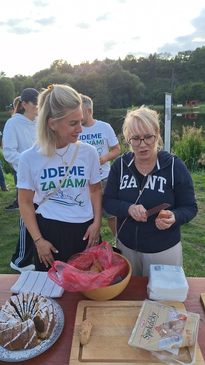 Dvě ženy u stolu s občerstvením